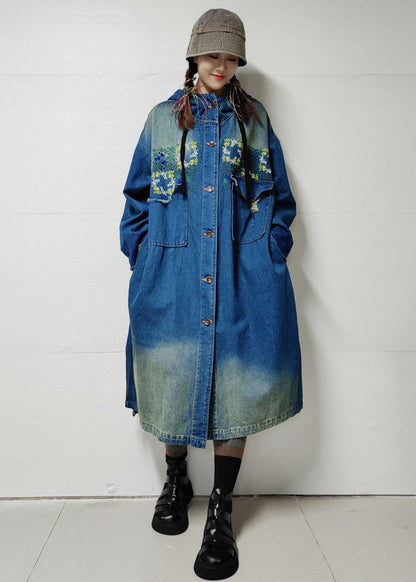 Blauer Denim-Trenchcoat mit Knopftaschen, bestickten langen Ärmeln MN060