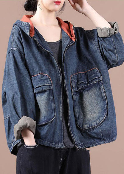 Manteau en jean bleu chic à capuche avec poches zippées et manches longues QS059