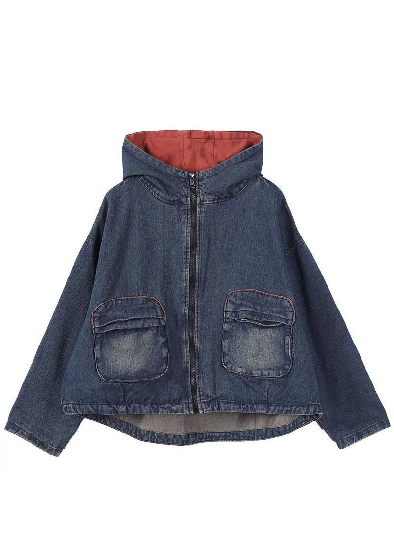 Manteau en jean bleu chic à capuche avec poches zippées et manches longues QS059