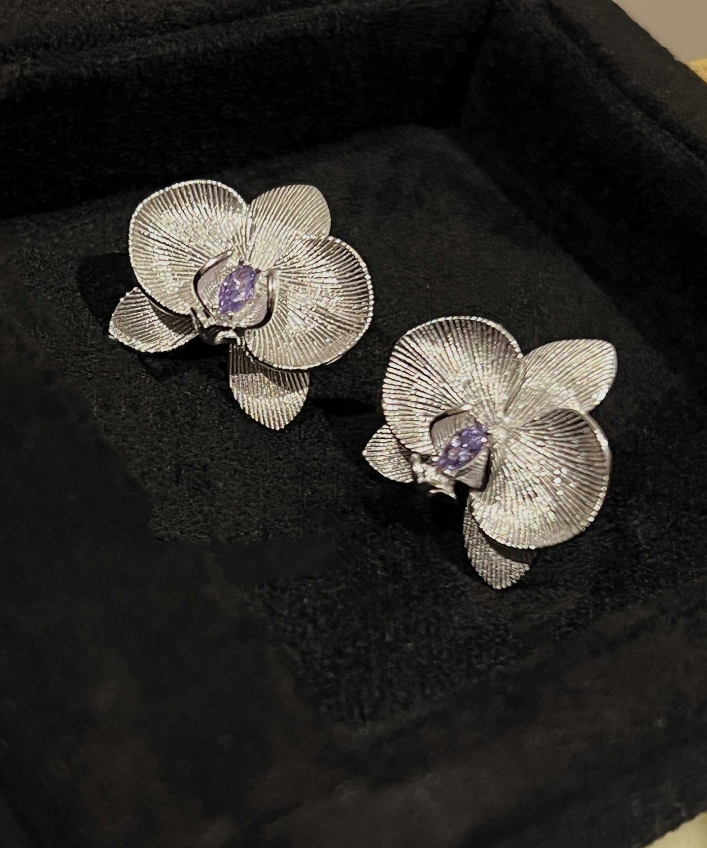 Boucles d'oreilles à tige en argent sterling avec cristal violet et orchidée papillon AC1062