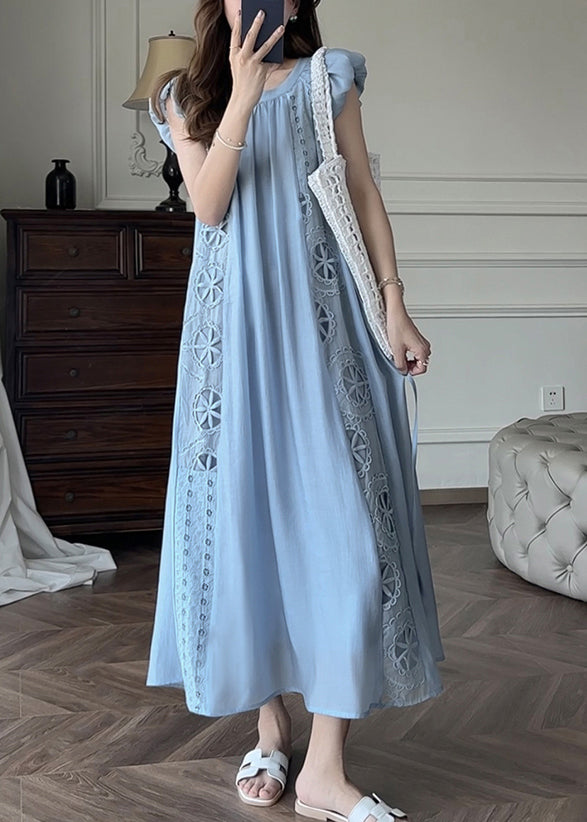 Robe en coton bleu français à broderies ajourées et manches pétales EE1028