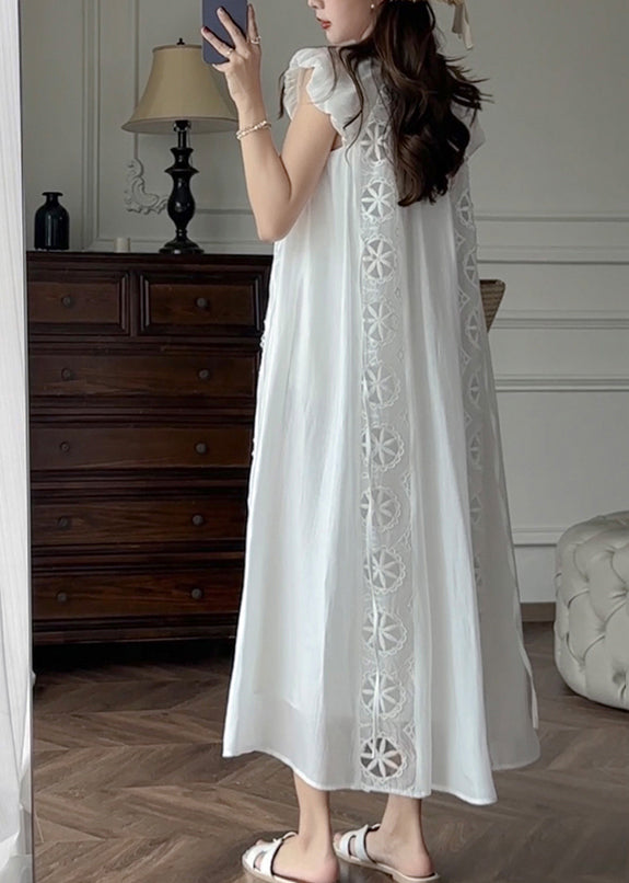 Robe en coton bleu français à broderies ajourées et manches pétales EE1028