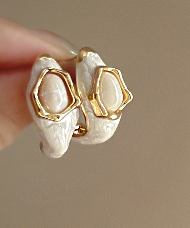 Boucles d'oreilles à tige modernes en alliage blanc laiteux émaillé de type C WH016