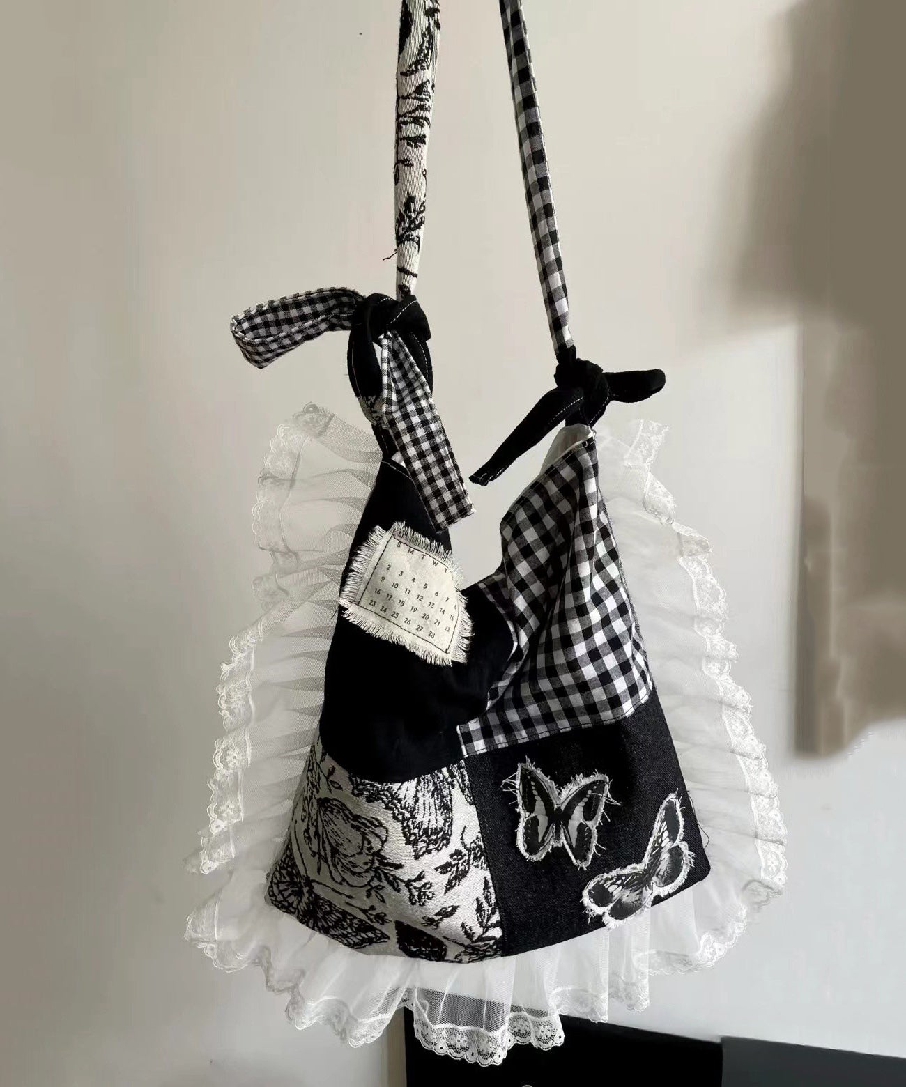 Sac à main en toile patchwork à volants et dentelle noire au design original WI029