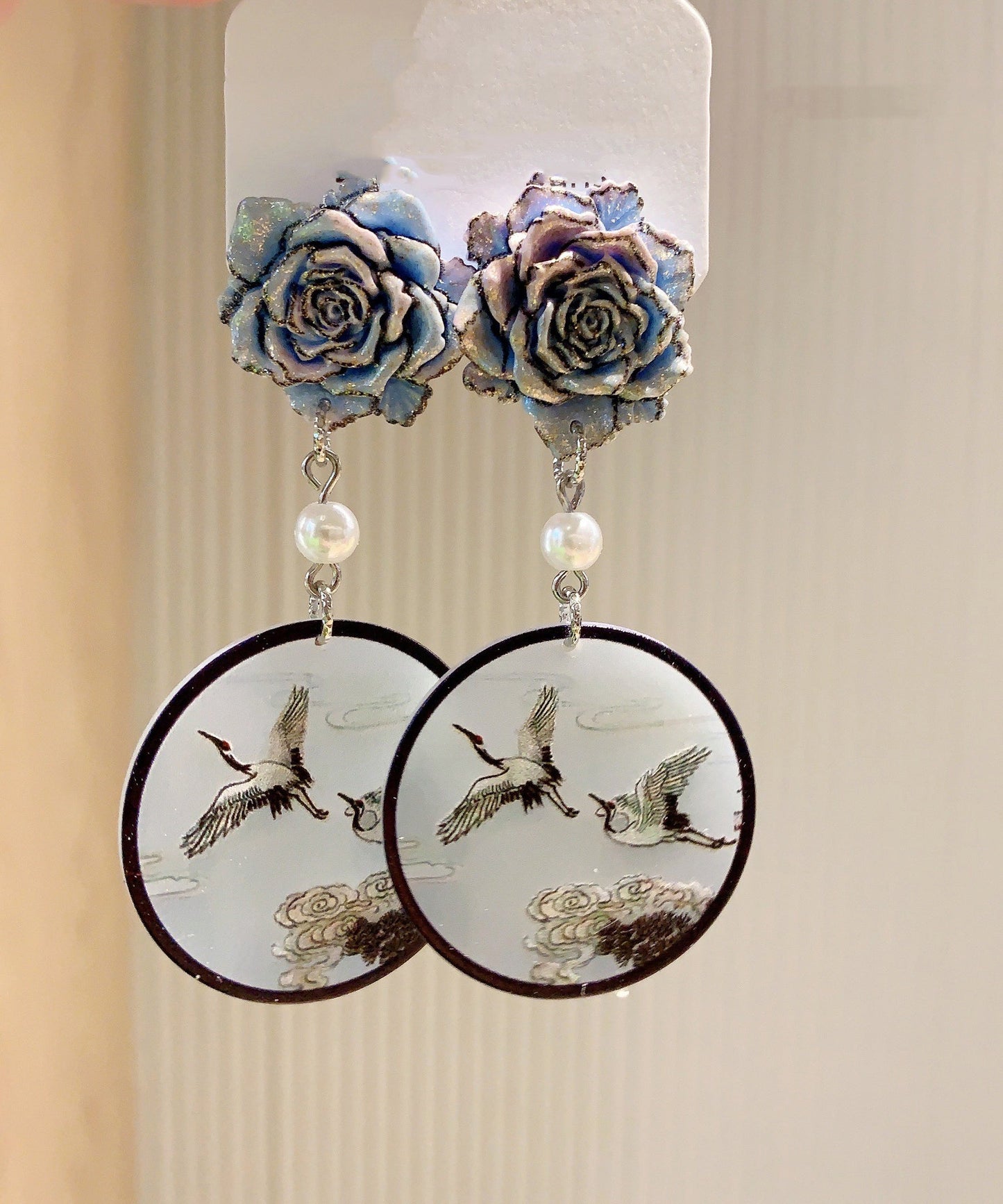 Boucles d'oreilles pendantes rétro en acrylique noir avec perles florales MM080