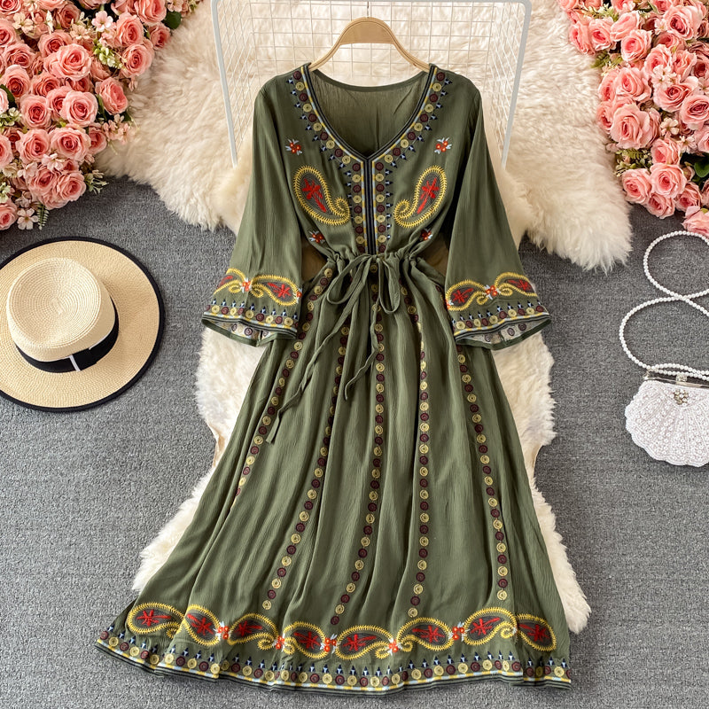 Robe trapèze vintage verte à col en V et à taille nouée avec broderie florale et manches trois-quarts AR1022 